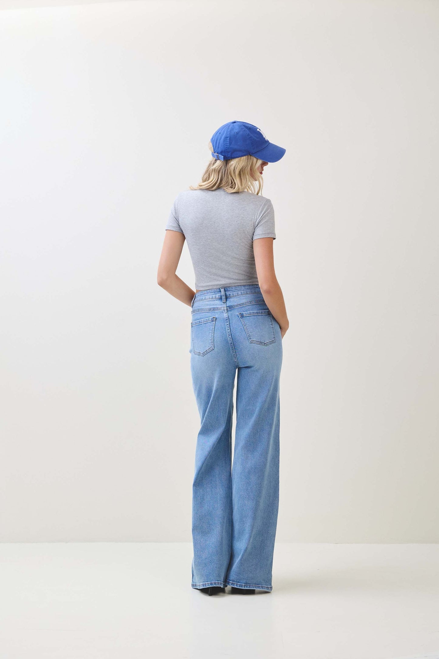 2712 STRAIGHT LEG DENIM JEANS