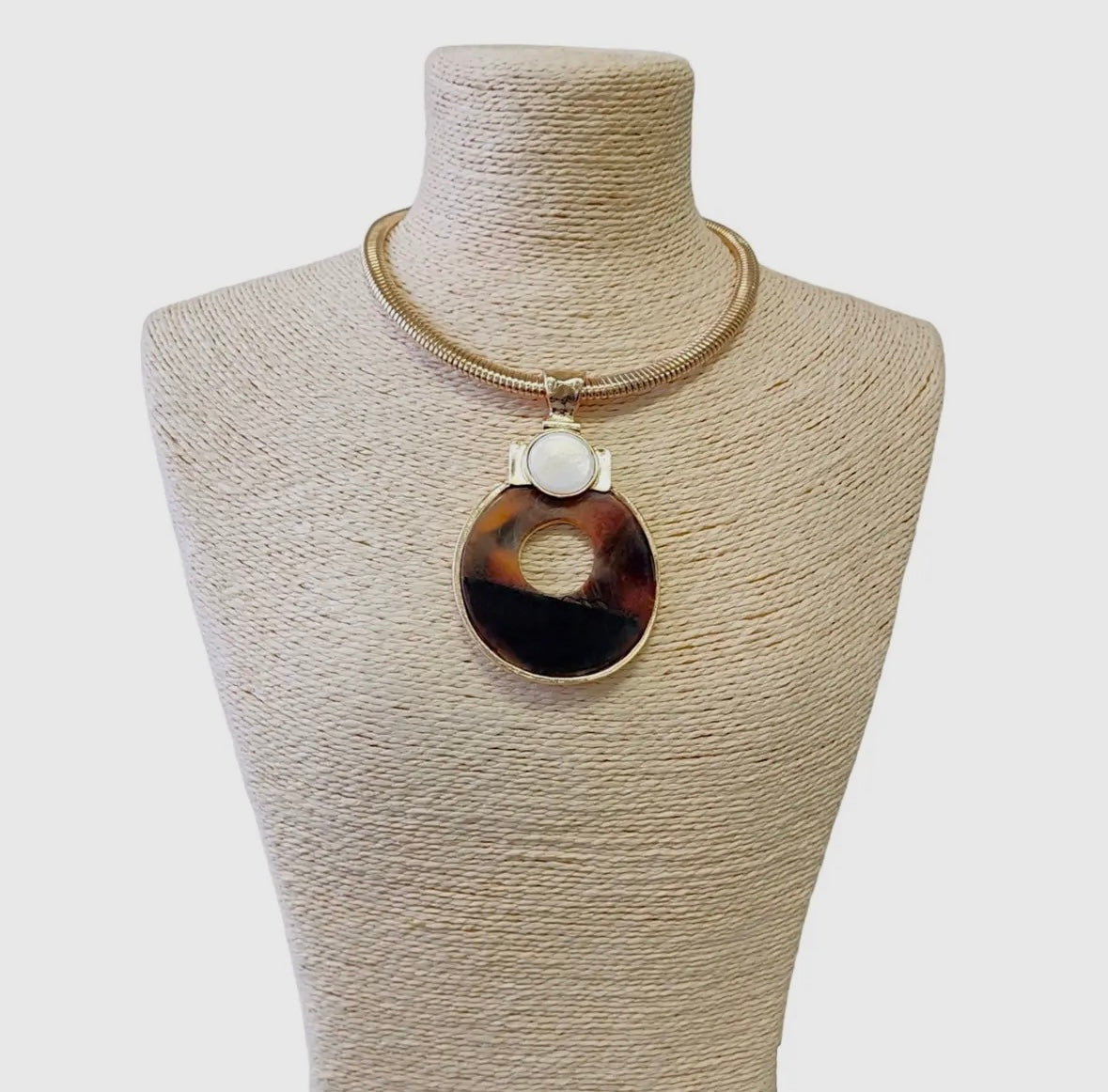 1447 TORTOISE DONUT PENDANT NECKLACE